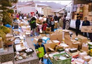 根岬地区での物資配布の様子(2011年4月4日)