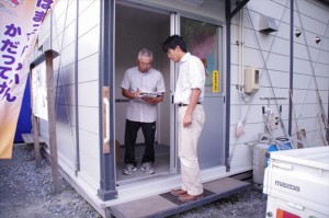 仮設住宅に入居している広田町民への記録誌配布 ピースウィンズ・ジャパン