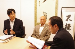 戸羽市長(右)に説明する角免昌俊・ピースウィンズ東北事業代表(左)と黄川田会長