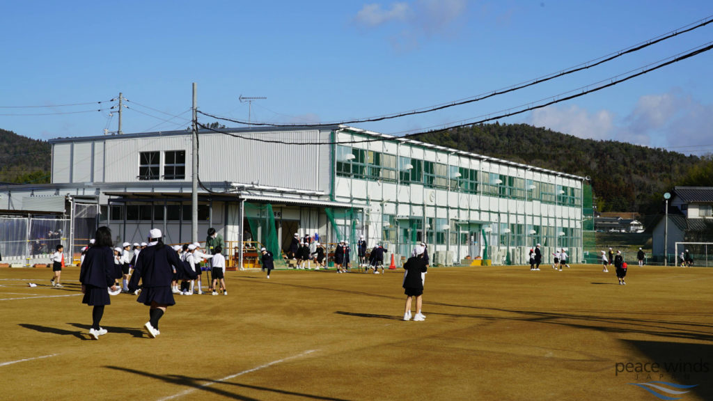 校庭内の仮設校舎
