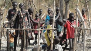 引き渡された井戸で大喜びする子供たち