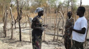 PWJスタッフへ故郷への思いを語るニャピンニさん