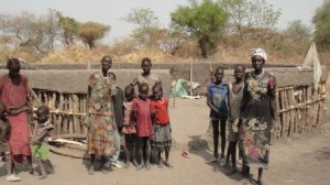 ニャピンニさん一家と親族の建設中トゥクル前にて