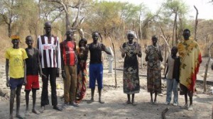 フェンス設置作業の合間に記念撮影