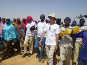 写真①支援現場へ足を運ぶPWJ齋藤