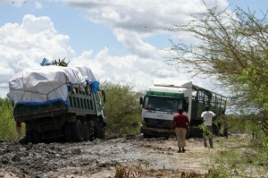 3_泥濘にはまる資材運搬車両rs