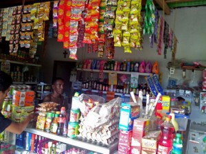 典型的なキオスの外観。同様の店がディリ市内だけでも500店以上存在する
