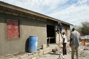 5_左官作業を監督するPWJスタッフrs