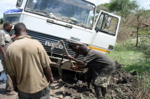 4_泥濘にはまった資材運搬車両救助風景rs