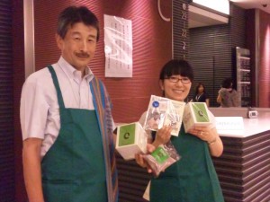 チャリティーバザーでピースウィンズ・ジャパンのフェアトレード商品を販売