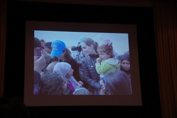 ヨルダンのシリア難民キャンプを訪れたアンジェリーナ・ジョリー