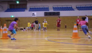 大きなベイサイドアリーナで思いっきり走り回る子どもたち