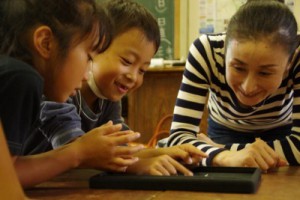 本物の宝石に目を輝かせる参加者。「これ、いくらになる?」と大人たちの予想を超えた質問も