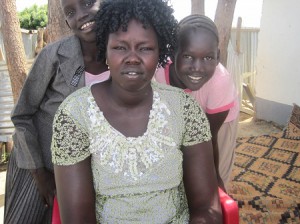 ピースウィンズの南スーダン現地スタッフ ガトベルの妻と子供たち