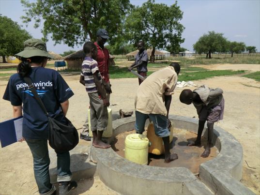 ピースウィンズ・ジャパンが建設した井戸を使う南スーダンの子どもたち