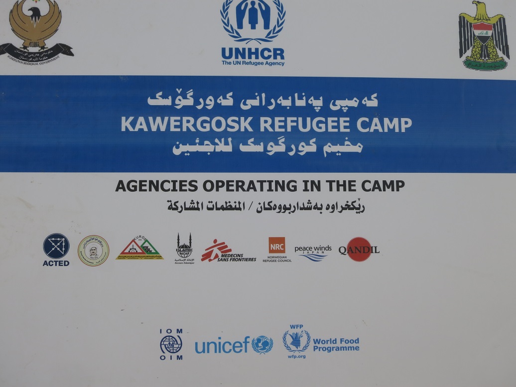 シリア難民キャンプ 支援団体表記看板 ピースウィンズ・ジャパン