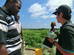 井戸を利用するニャボスさんに話を聞くPWJスタッフ_R