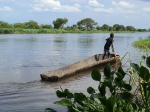 カヌーで移動する少年_R