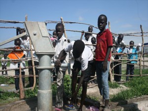 PWJの井戸を使うニュ―ファンガック小学校の子どもたち_R