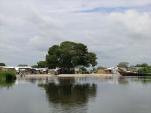 ニューファンガックの川岸_R