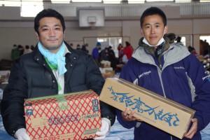 気仙沼中学にて物資配布（鈴廣かまぼこ他）110330