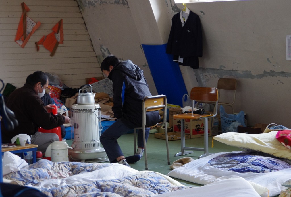 110404ストーブで温まる＠気仙沼中学校Re