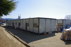 110418気仙沼中の校庭に建設する仮設受託