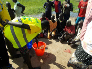 配布した浄水タブレットの使い方を洪水被災者に教える