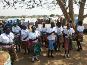 歌と踊りを披露する衛生普及員