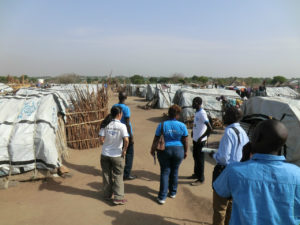 キャンプ内は延々とテントが並ぶ