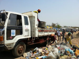 視察時、キャンプではごみ回収が行われていた