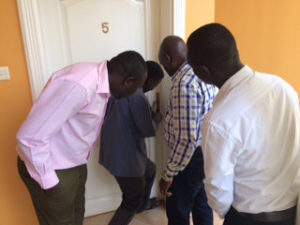 事務所の玄関が開かなくなるというハプニング発生