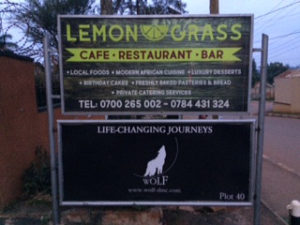 良く訪れたカフェ・レストランの看板 (このブログと同じく狼)