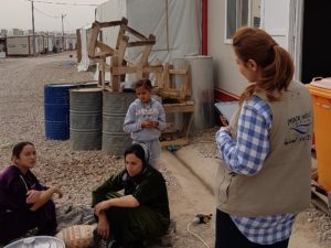 インタビューをするPWJのスタッフ