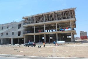 建設途中で放置された廃墟に住み着く難民たち＝２０１４年８月１０日、イラク北部ドホーク州