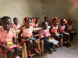 ハイチ　教室に戻った生徒達