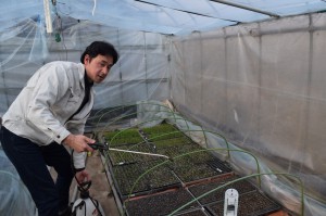 畑と設備の説明を丁寧に説明されている田邊真三さん