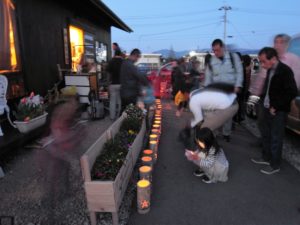 犠牲者を追悼する被災者たち