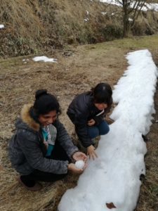 初めての雪を喜ぶギータ