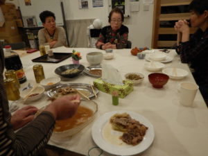 夕食会で交流する被災者たち