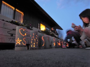 灯籠に火をともし、犠牲者を追悼する被災者たち