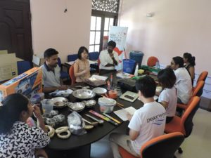 被災地のニーズについて話し合うPWJのメンバーたち