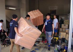 杷木中学校にマットレスを運び込む様子 (3)