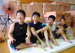 マットレスを受け取った杷木中学校に避難する子どもたち (2)