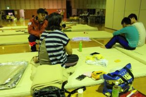 避難所で支援物資のニーズを聞き取るPWJスタッフ