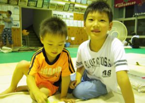 福岡県朝倉市内の避難所(杷木中学校)で肌着を受け取った子どもたち