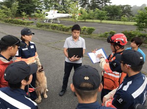 被災地出動前に打ち合わせをするPWJレスキューチーム