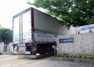 杷木中学校にマットレスを運び込む様子 (2)