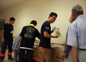 福岡県朝倉市内の避難所(フレアス甘木)に肌着を届けるPWJスタッフたち (2)