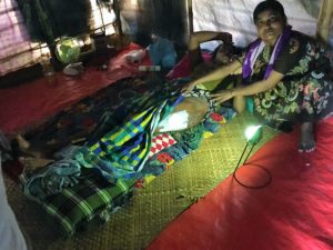 小屋の中で横になるハリダさんと母親